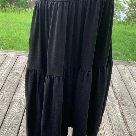 •Black flowy dress - Picture 2 of 3